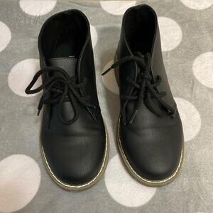 The Children's Place youth size 2 boys lace-up ankle boot